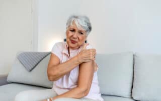 Woman with shoulder pain.