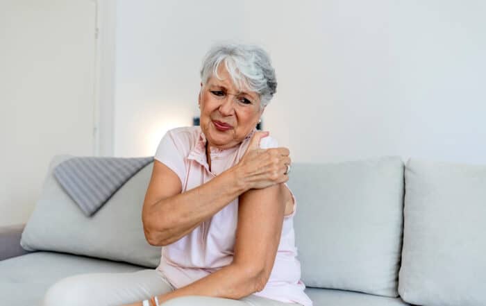 Woman with shoulder pain.